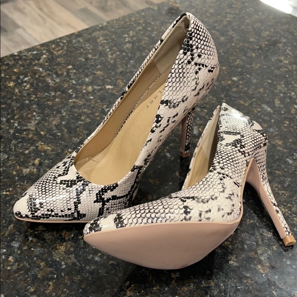 Beige Python Heals - Picture 2 of 4